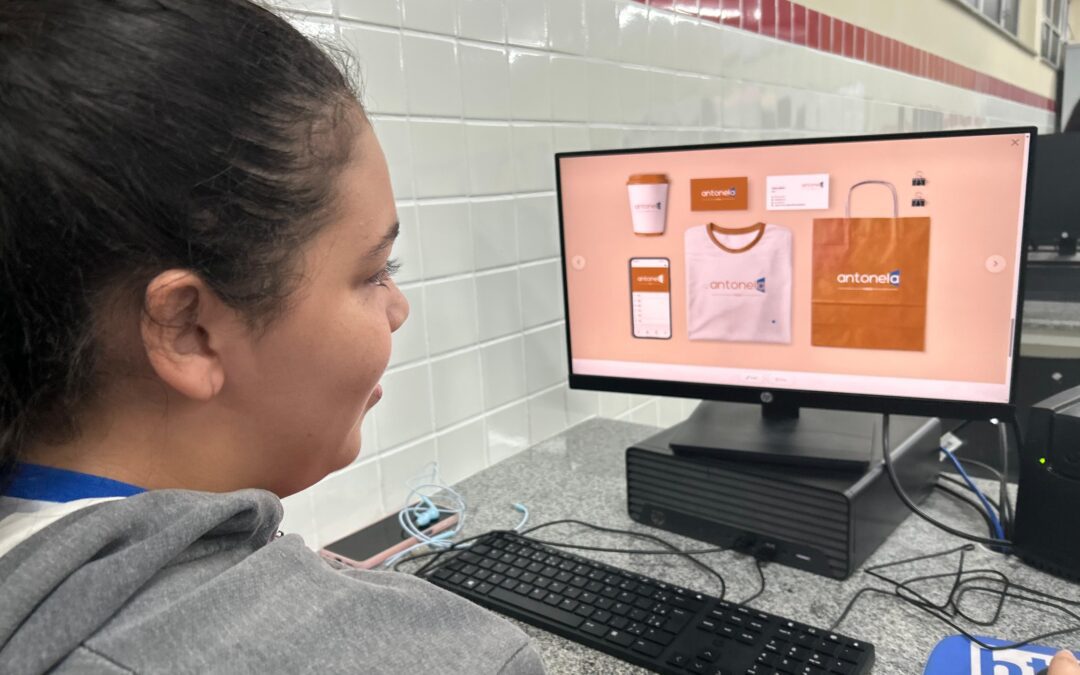 Alunas do Perifa Tech Mulher aprendem como construir a identidade dos seus negócios